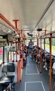 Dětský domov vyrazil na výlet retrotrolejbusem