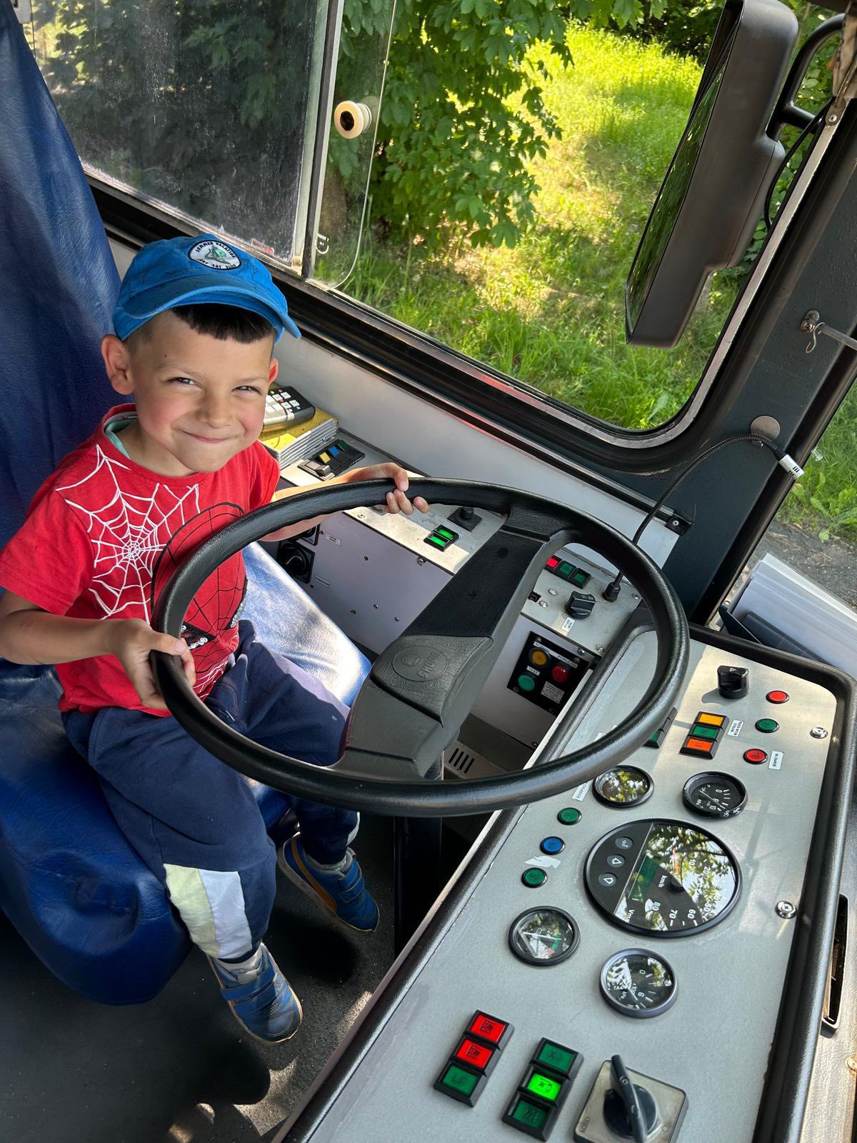 Dětský domov vyrazil na výlet retrotrolejbusem