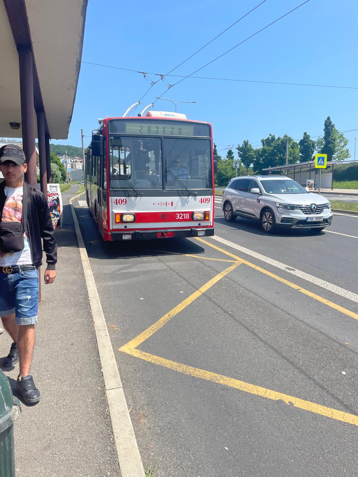 Dětský domov vyrazil na výlet retrotrolejbusem