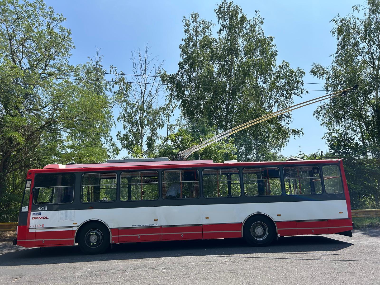 Dětský domov vyrazil na výlet retrotrolejbusem