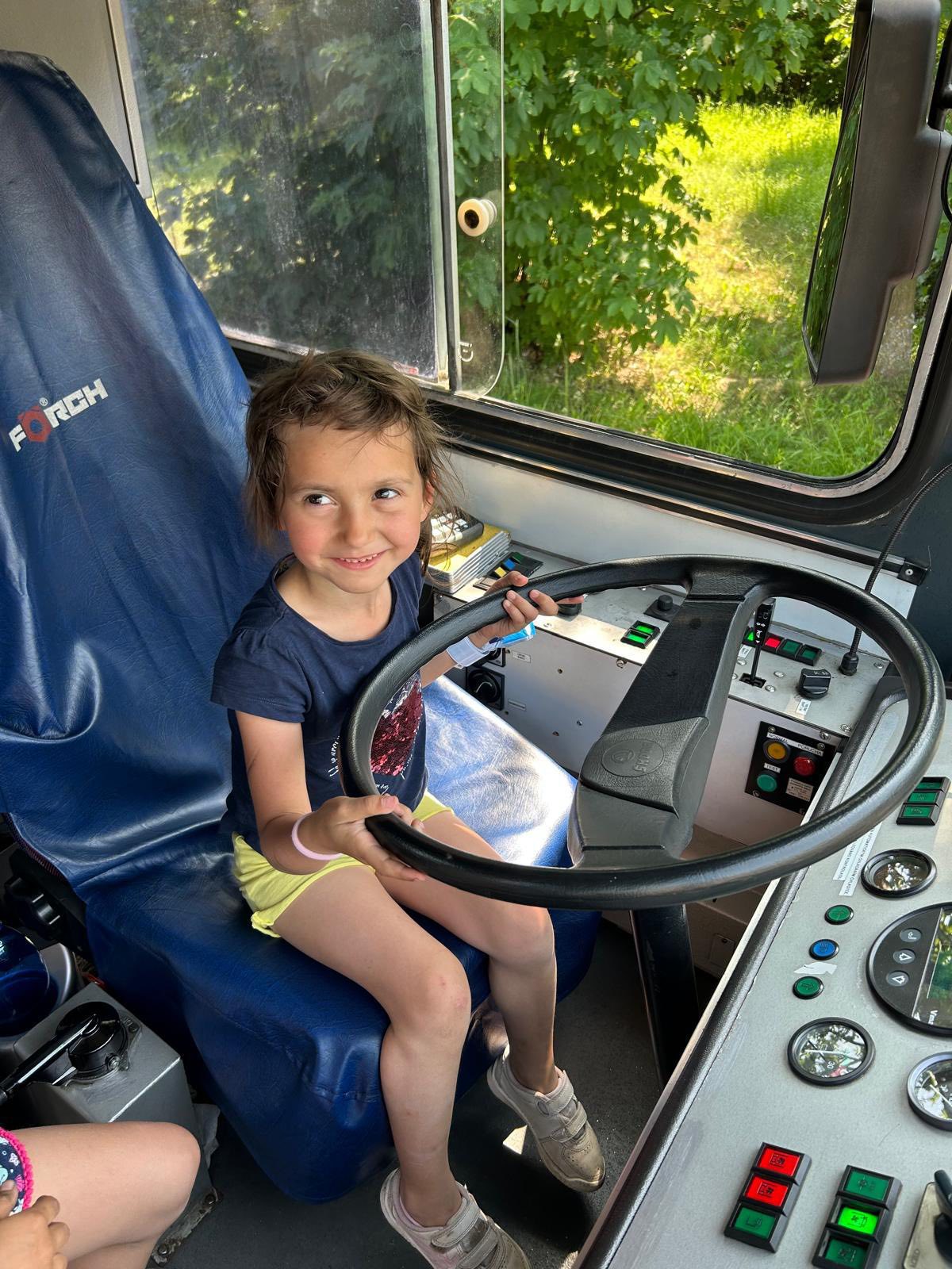 Dětský domov vyrazil na výlet retrotrolejbusem