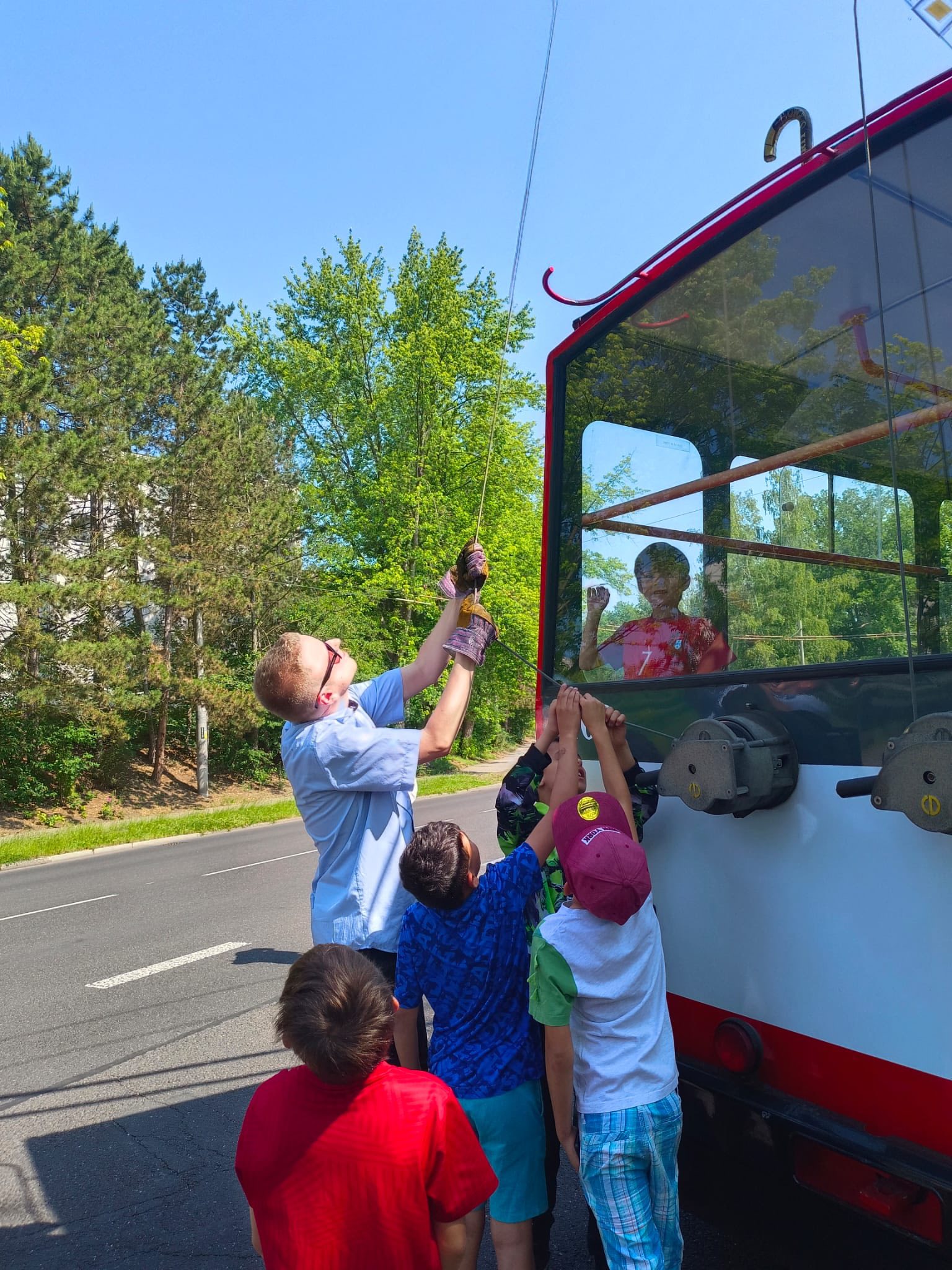 Dětský domov vyrazil na výlet retrotrolejbusem