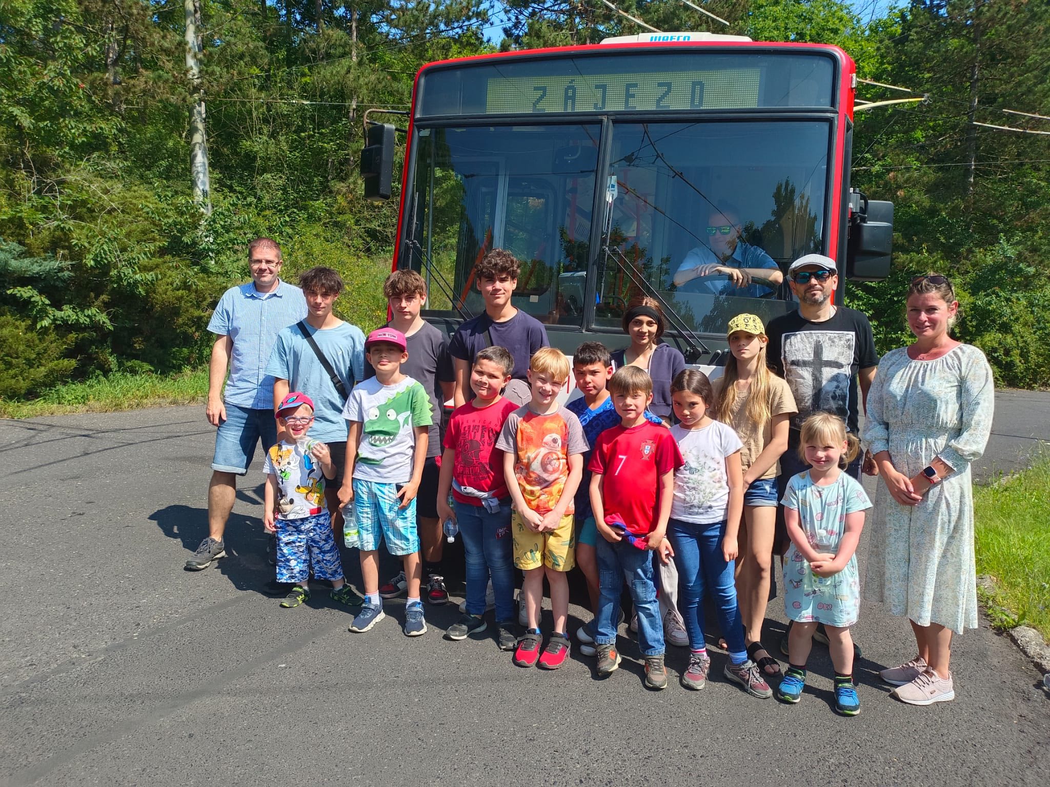 Dětský domov vyrazil na výlet retrotrolejbusem