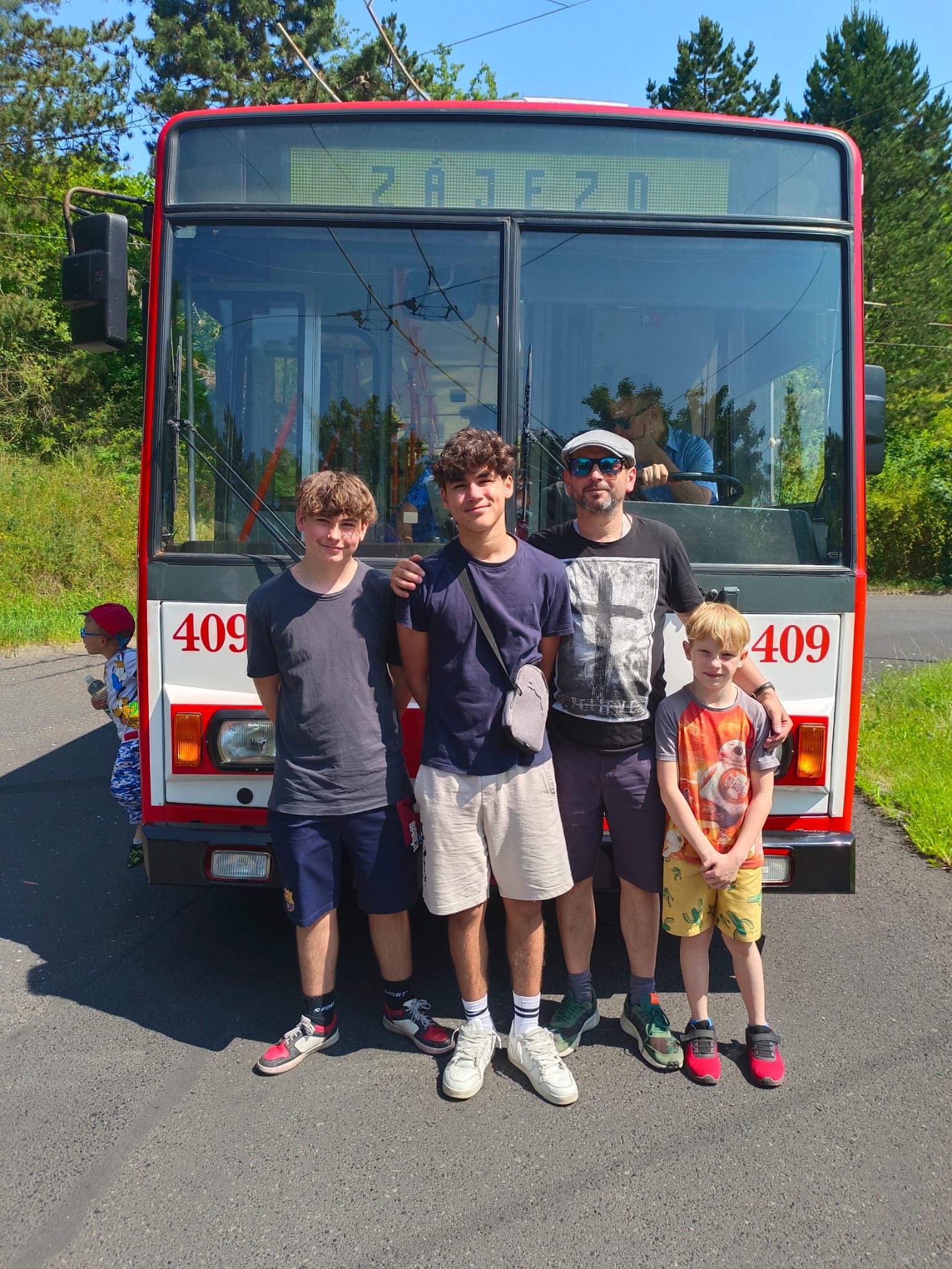 Dětský domov vyrazil na výlet retrotrolejbusem